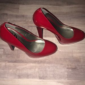 G by Guess Red Platform pumps Size 7